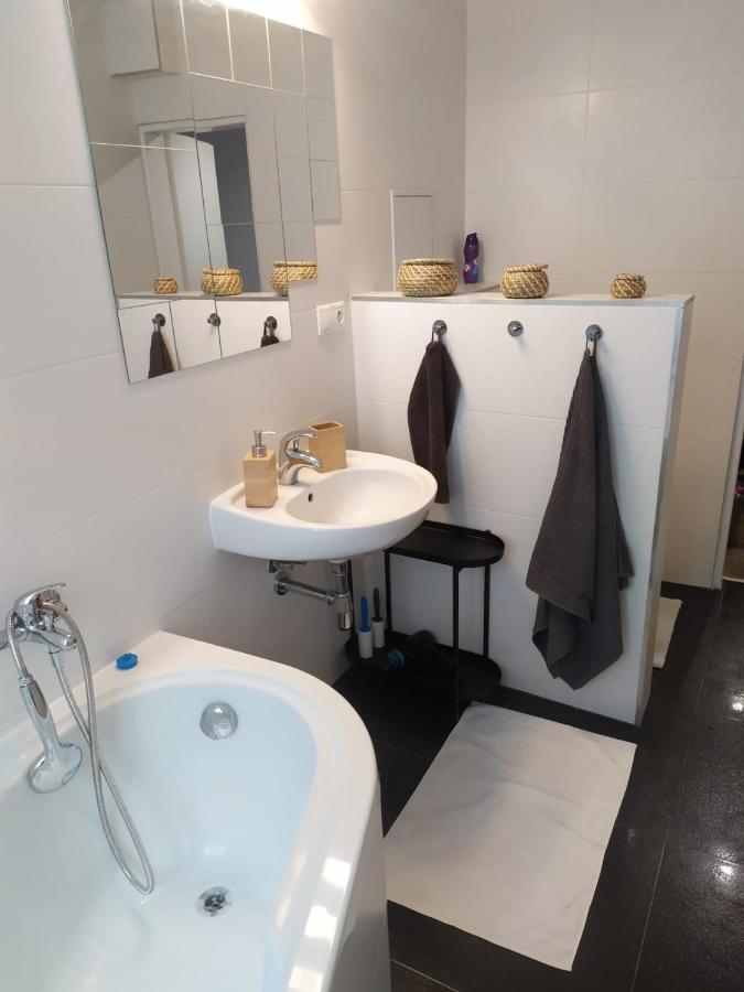 Pisqor Apartment - Self Check-In ブラチスラヴァ エクステリア 写真